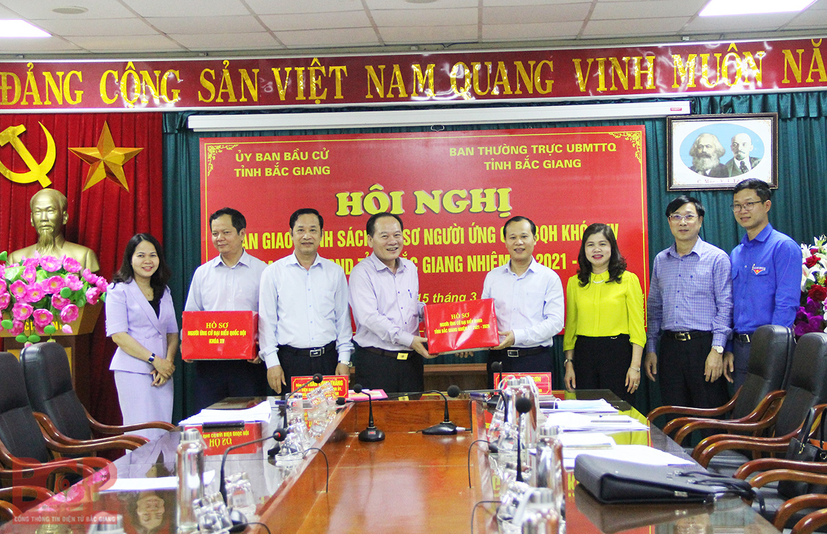 Bắc Giang: Bàn giao hồ sơ người ứng cử đại biểu Quốc hội khóa XV và đại biểu HĐND các cấp nhiệm...