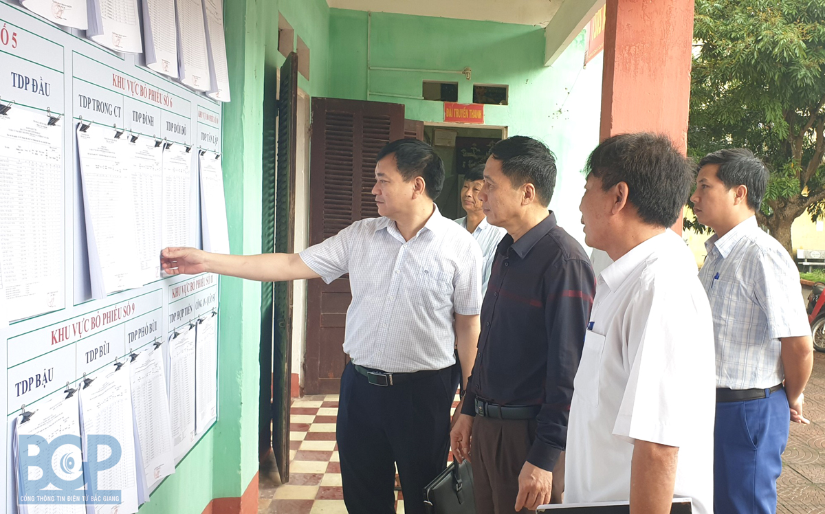 Kiểm tra công tác tuyên truyền bầu cử tại huyện Tân Yên