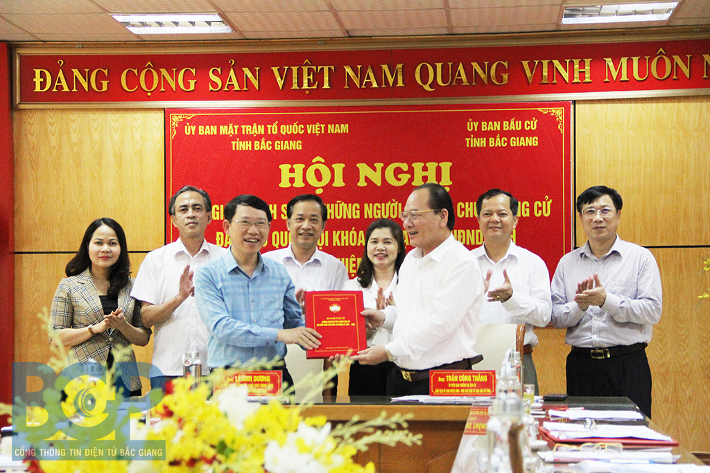 Bàn giao danh sách người ứng cử đại biểu Quốc hội khóa XV và đại biểu HĐND tỉnh Bắc Giang khóa XIX, nhiệm kỳ 2016 - 2021