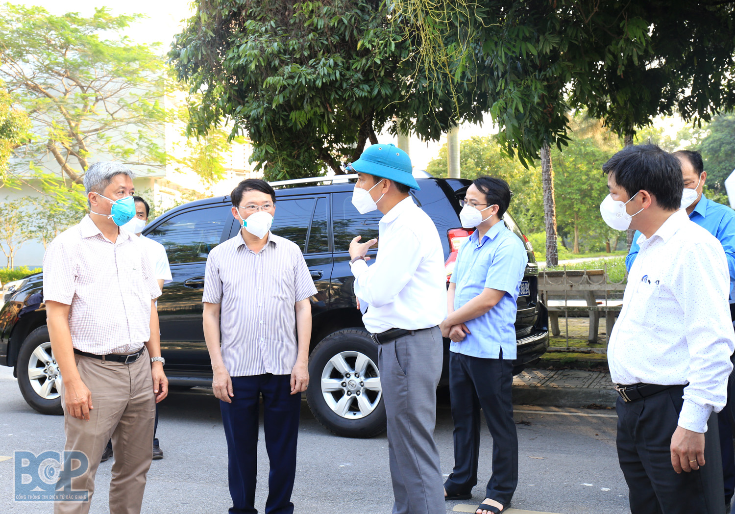 Thứ trưởng Bộ Y tế Nguyễn Trường Sơn kiểm tra công tác phòng, chống dịch tại một số điểm bầu cử