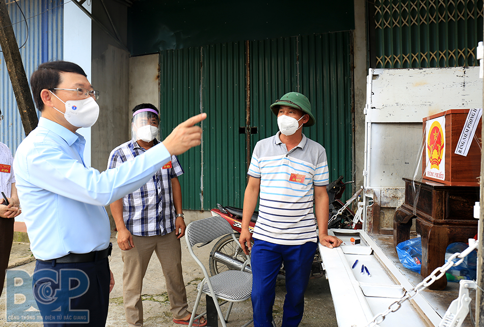 Chủ tịch UBND tỉnh Lê Ánh Dương kiểm tra công tác tổ chức bầu cử tại thành phố Bắc Giang, huyện...