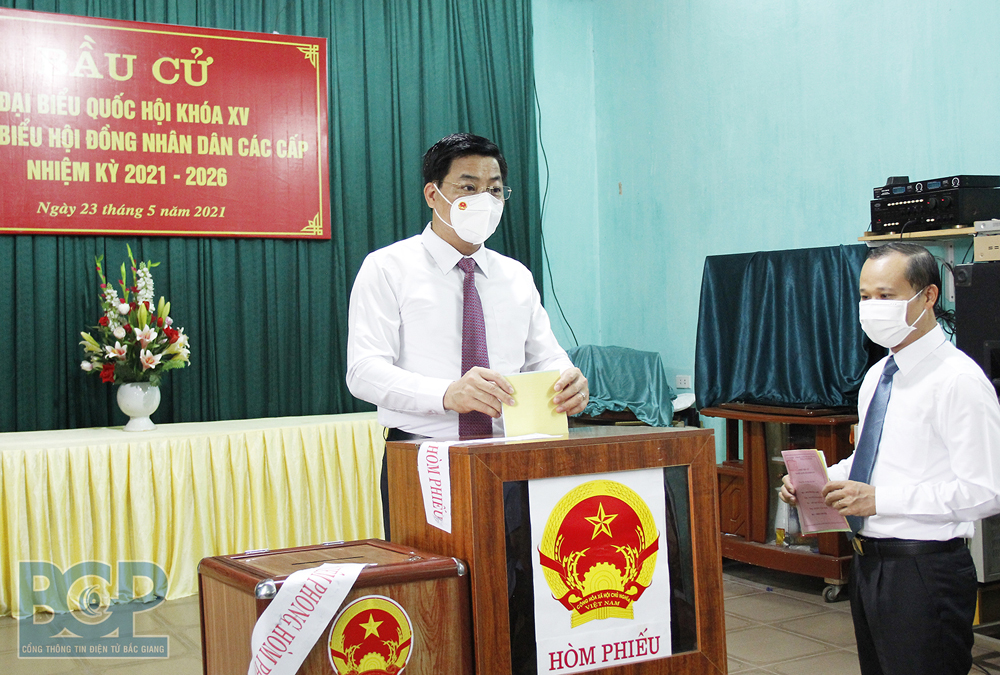 Các đồng chí lãnh đạo tỉnh Bắc Giang dự Lễ khai mạc và bỏ phiếu bầu cử