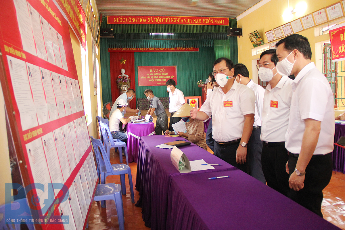 Phó Chủ tịch UBND tỉnh Phan Thế Tuấn kiểm tra công tác bầu cử tại Lục Ngạn